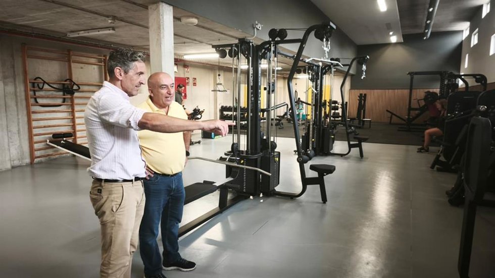 El concejal de Deportes y Educación de Gijón, Jorge Pañeda, durante la visita al gimnasio de la piscina municipal de El Llano.
