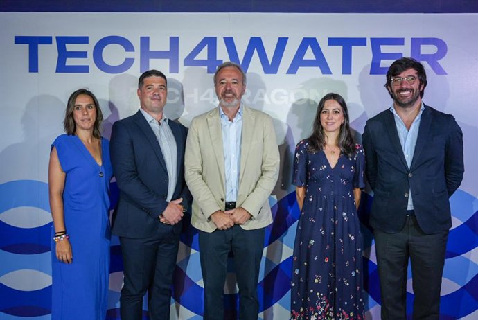 De izquierda a derecha: Ana de Quinto, Paul Meaney, Jorge Azcón, Paula Bueno, responsable de Políticas Públicas para Infraestructu