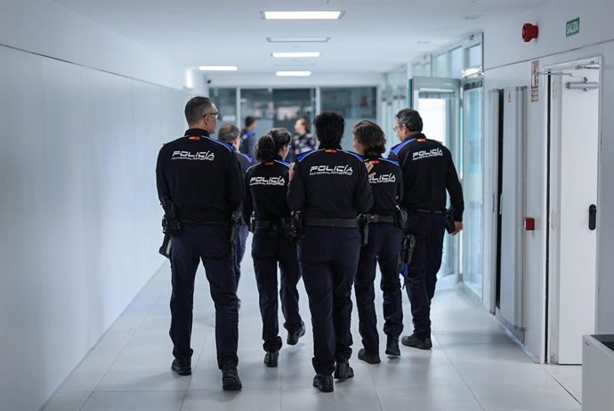 Archivo - Miembros de Policía Municipal en la renovada sede de la calle Plomo