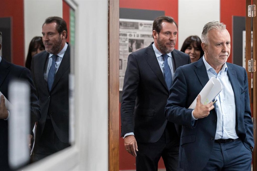 El ministro de Transportes y Movilidad Sostenible, Óscar Puente (i), y el ministro de Política Territorial y Memoria Democrática; Ángel Víctor Torres (d), durante la rueda de prensa tras el Consejo de Ministros