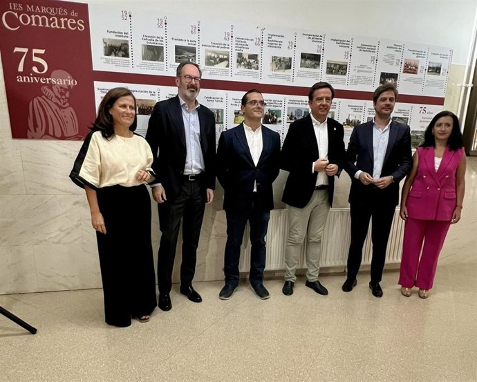El delegado del Gobierno de la Junta de Andalucía en Córdoba, Adolfo Molina (segundo por la izda), en la inauguración del curso.