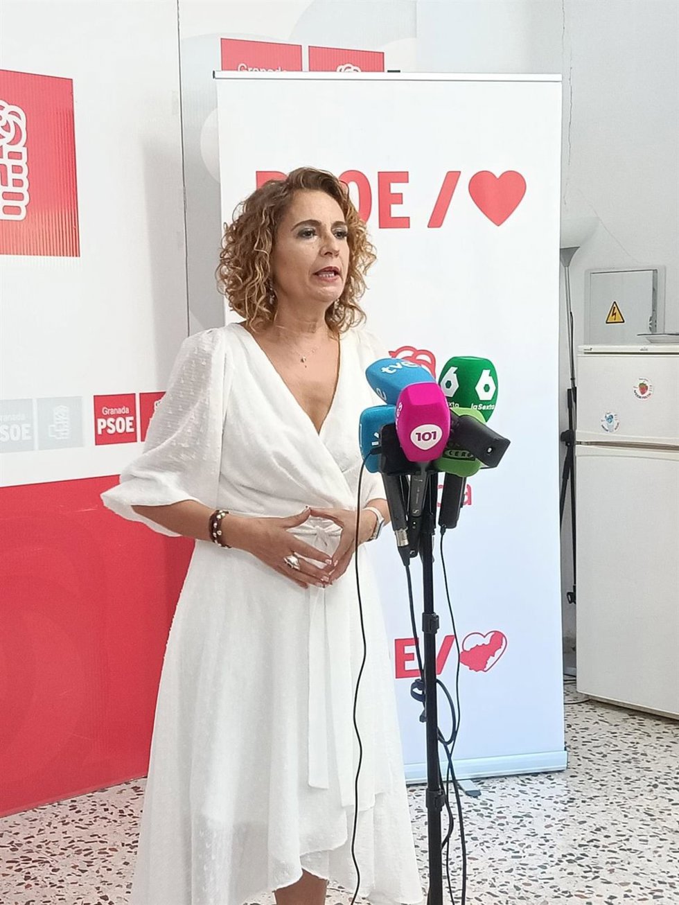 La secretaria general del PSOE-A, María Jesús Montero, en rueda de prensa en la sede del PSOE Zaidín-Genil de Granada.
