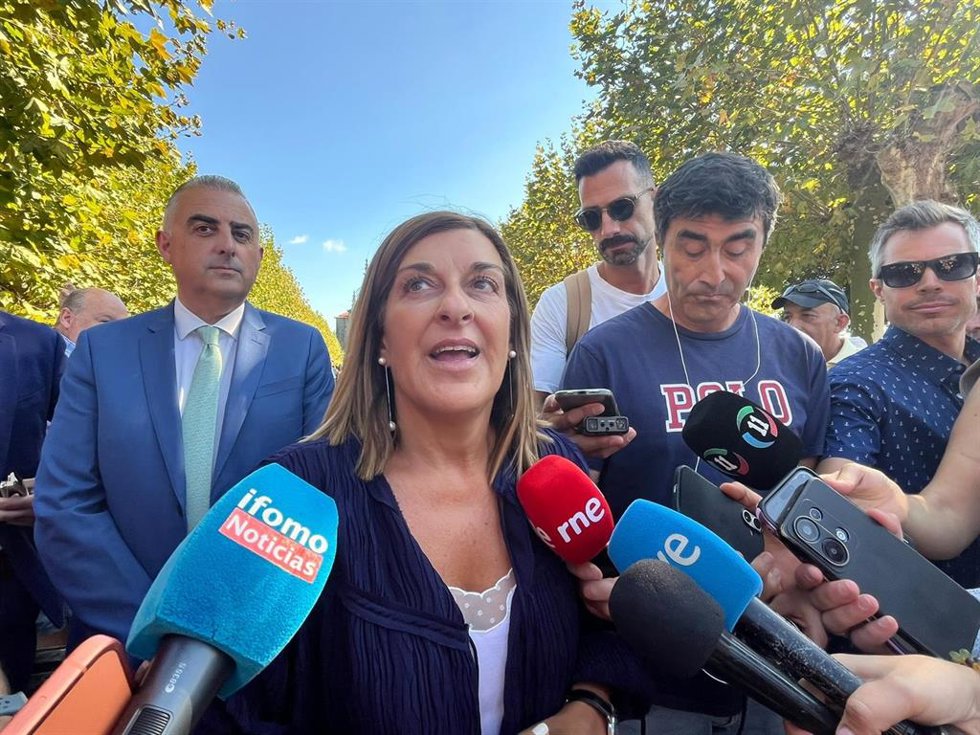 Buruaga atiende a los periodistas en La Bien Aparecida