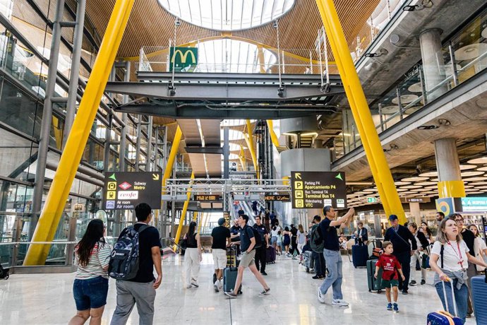 Decenas de personas transitan por la T4 del Aeropuerto Adolfo Suárez Madrid-Barajas, a 30 de agosto de 2026, en Madrid (España).   