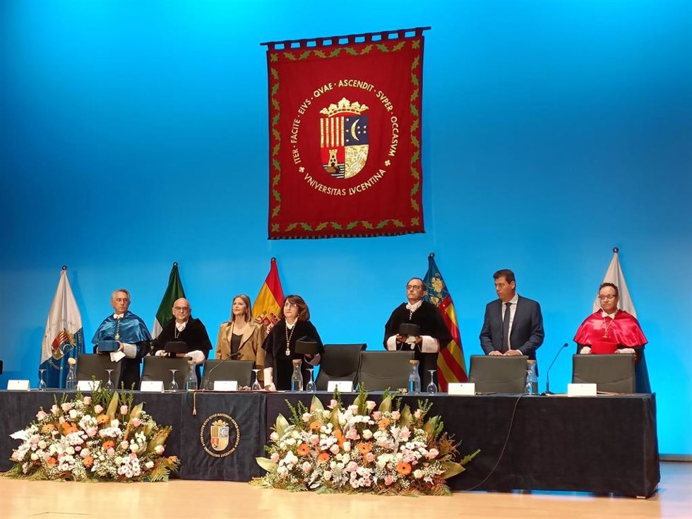 Acto de apertura del curso académico 2026-2027 en la Universidad de Alicante (UA), celebrado este martes en el Paraninfo y presidido por la rectora de la institución, Amparo Navarro (c)