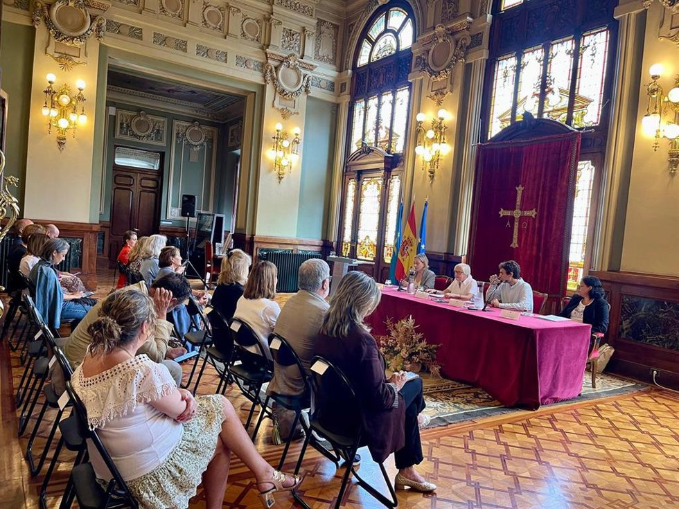 Acto de presentación del 19 Informe Rojo, 'El precio de aprender. Justicia fiscal, soberanía presupuestaria y más cooperación',  celebrado hoy en la Junta General.
