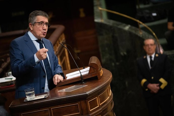 El portavoz del PSOE en el Congreso, Patxi López, interviene durante una sesión plenaria en el Congreso