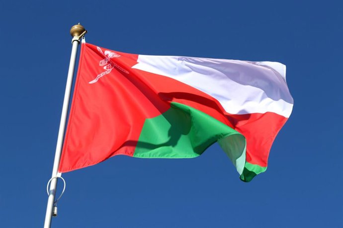 Archivo - Bandera de Omán en San Petersburgo, Rusia (archivo)