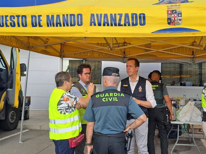 El subdelegado del Gobierno en Almería, José María Martín, en el puesto de mando avanzado desplegado en Las Tres Villas durante el incendio forestal.