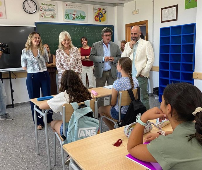La delegada de la Junta de Andalucía en la provincia de Cádiz, Mercedes Colombo, en una clase del IES Carlos III de Prado del Rey en la apertura del curso escolar.