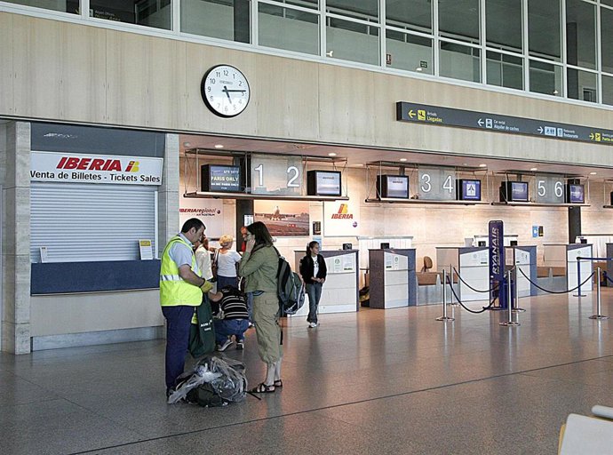 Archivo - Vista del interior del aeropuerto de Valladolid