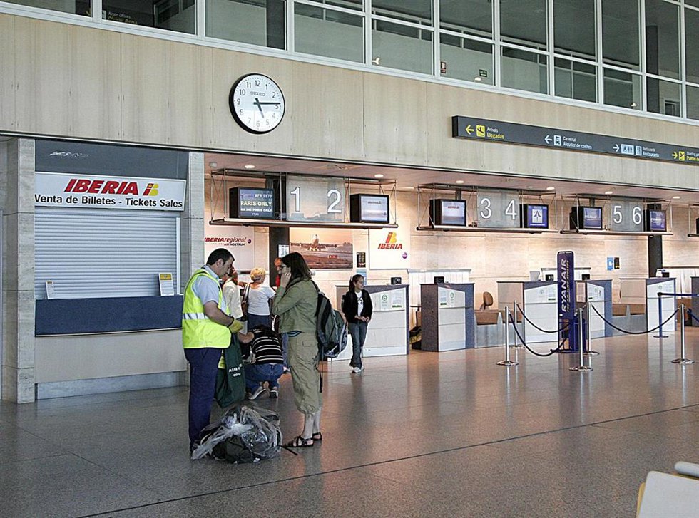 Archivo - Vista del interior del aeropuerto de Valladolid