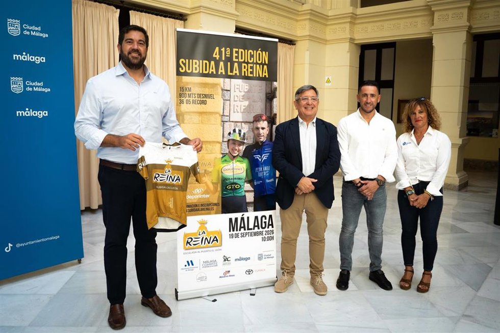 Archivo - El concejal delegado de Deporte del Ayuntamiento de Málaga, Borja Vivas, junto al diputado provincial de Deportes, Juan Rosas; el delegado provincial de la Federación Andaluza de Ciclismo, Daniel Ortiz; y el director general de Deporinter, Joaqu