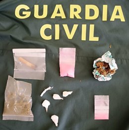 La Guardia Civil de León ha detenido el pasado fin de semana a dos personas y ha intervenido diferentes sustancias estupefacientes, entre ellas marihuana, hachís, cocaína, MDMA y éxtasis.
