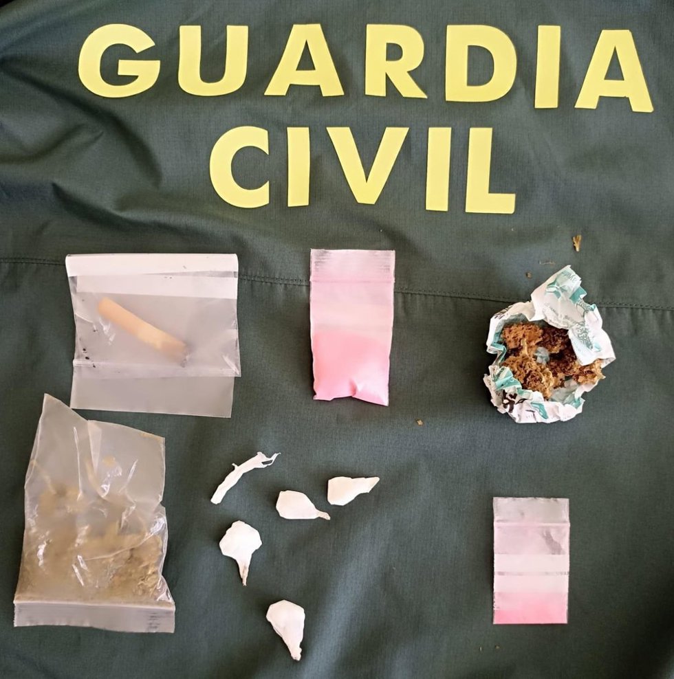 La Guardia Civil de León ha detenido el pasado fin de semana a dos personas y ha intervenido diferentes sustancias estupefacientes, entre ellas marihuana, hachís, cocaína, MDMA y éxtasis.