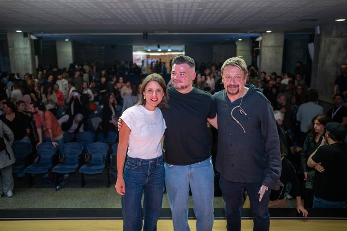 Archivo - El portavoz de ERC en el Congreso de los Diputados, Gabriel Rufián (c) y la secretaria política de Podemos y eurodiputada, Irene Montero (i), durante el diálogo 'Què s'ha de fer?', moderada por Xavier Domènech (d), a 9 de abril de 2026, en Barce