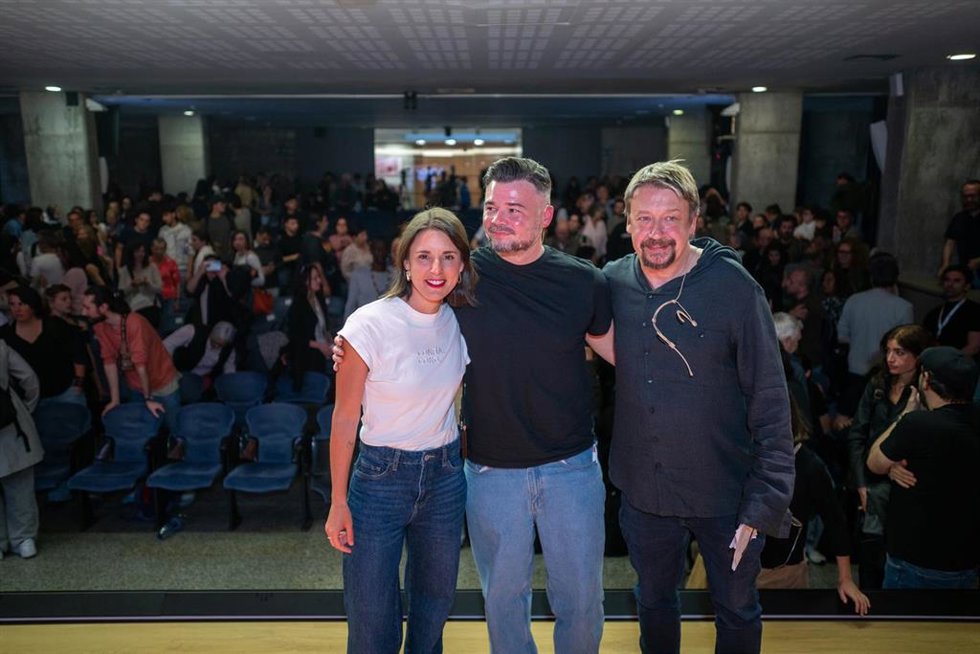 Archivo - El portavoz de ERC en el Congreso de los Diputados, Gabriel Rufián (c) y la secretaria política de Podemos y eurodiputada, Irene Montero (i), durante el diálogo 'Què s'ha de fer?', moderada por Xavier Domènech (d), a 9 de abril de 2026, en Barce