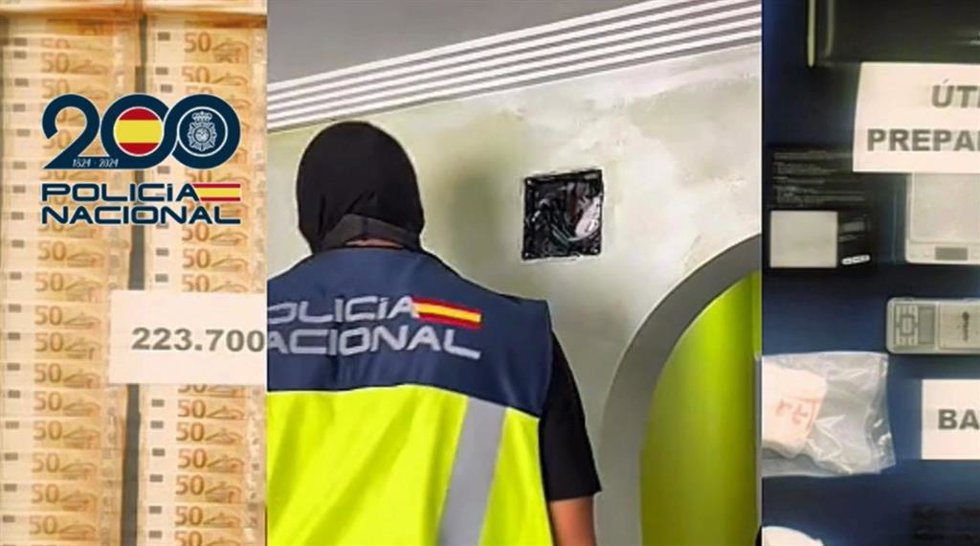 Un agente de la Policía ante un cuadro eléctrico con cocaína escondida en un domicilio de Jerez.