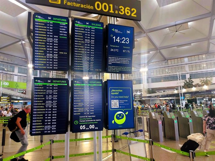 Archivo - Pantallas de información al pasajero en el aeropuerto de Málaga-Costa del Sol 1. (Foto de archivo).