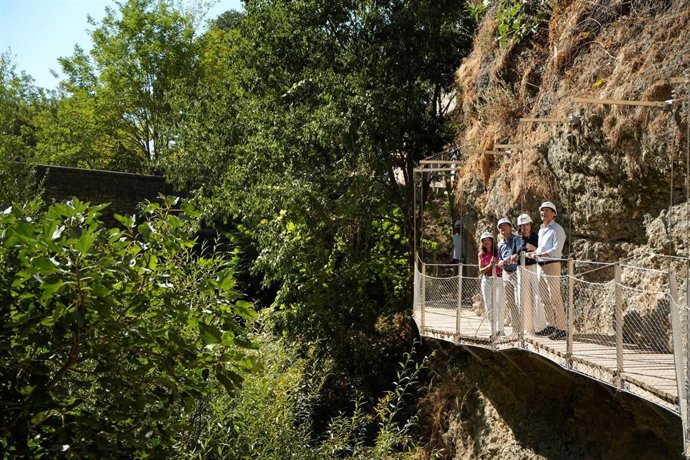 El presidente de la Junta de Andalucía, Juanma Moreno (1d), el presidente de la Diputación de Málaga, Francisco Salado (2i), y la alcaldesa de Ronda, María de la Paz Fernández (2d), visitan la nueva ruta del desfiladero del Tajo tras su inauguración.