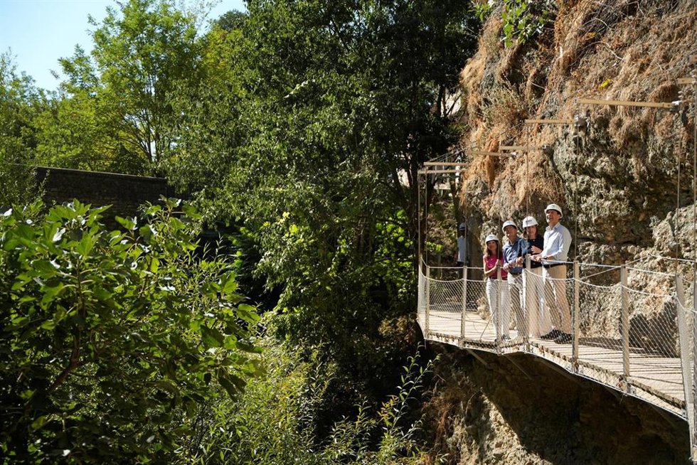 El presidente de la Junta de Andalucía, Juanma Moreno (1d), el presidente de la Diputación de Málaga, Francisco Salado (2i), y la alcaldesa de Ronda, María de la Paz Fernández (2d), visitan la nueva ruta del desfiladero del Tajo tras su inauguración.
