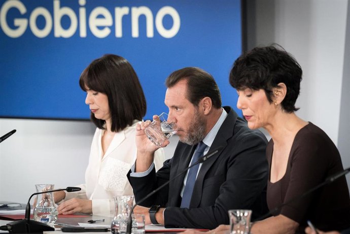 (I-D) La ministra de Ciencia, Innovación y Universidades, Diana Morant; el ministro de Transportes y Movilidad Sostenible, Óscar Puente, y la ministra de Inclusión; Seguridad Social y Migraciones y portavoz del Gobierno, Elma Saiz, durante la rueda de pre