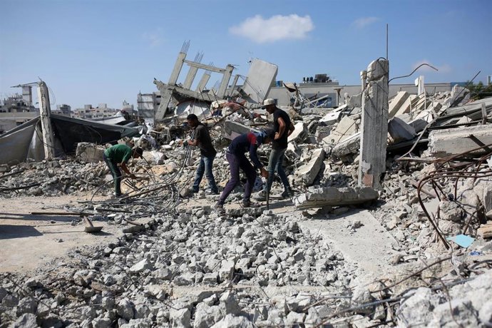 Trabajos de retirada de escombros de una casa bombardeada por el Ejército de Israel en la ciudad de Gaza, en el norte de la Franja de Gaza (archivo)