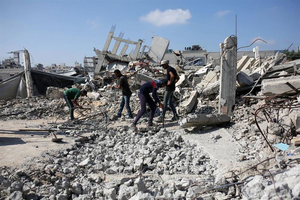 Trabajos de retirada de escombros de una casa bombardeada por el Ejército de Israel en la ciudad de Gaza, en el norte de la Franja de Gaza (archivo)