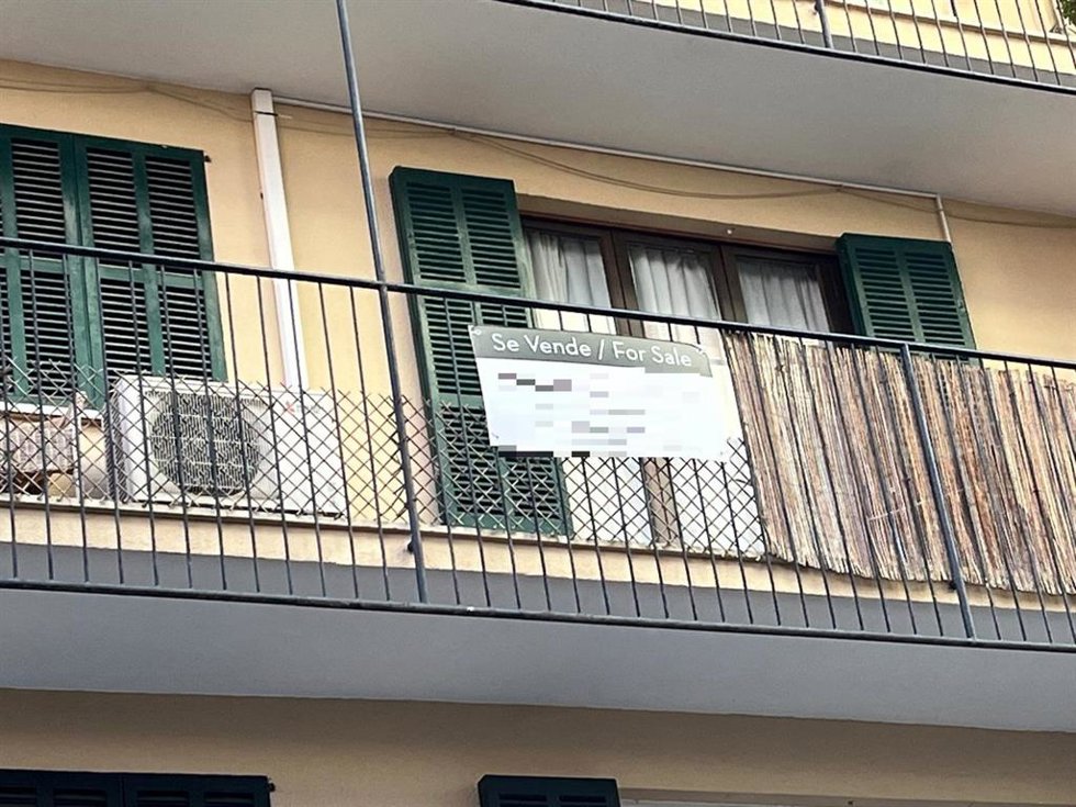 Archivo - Cartel de se vende en el balcón de un piso en Palma.