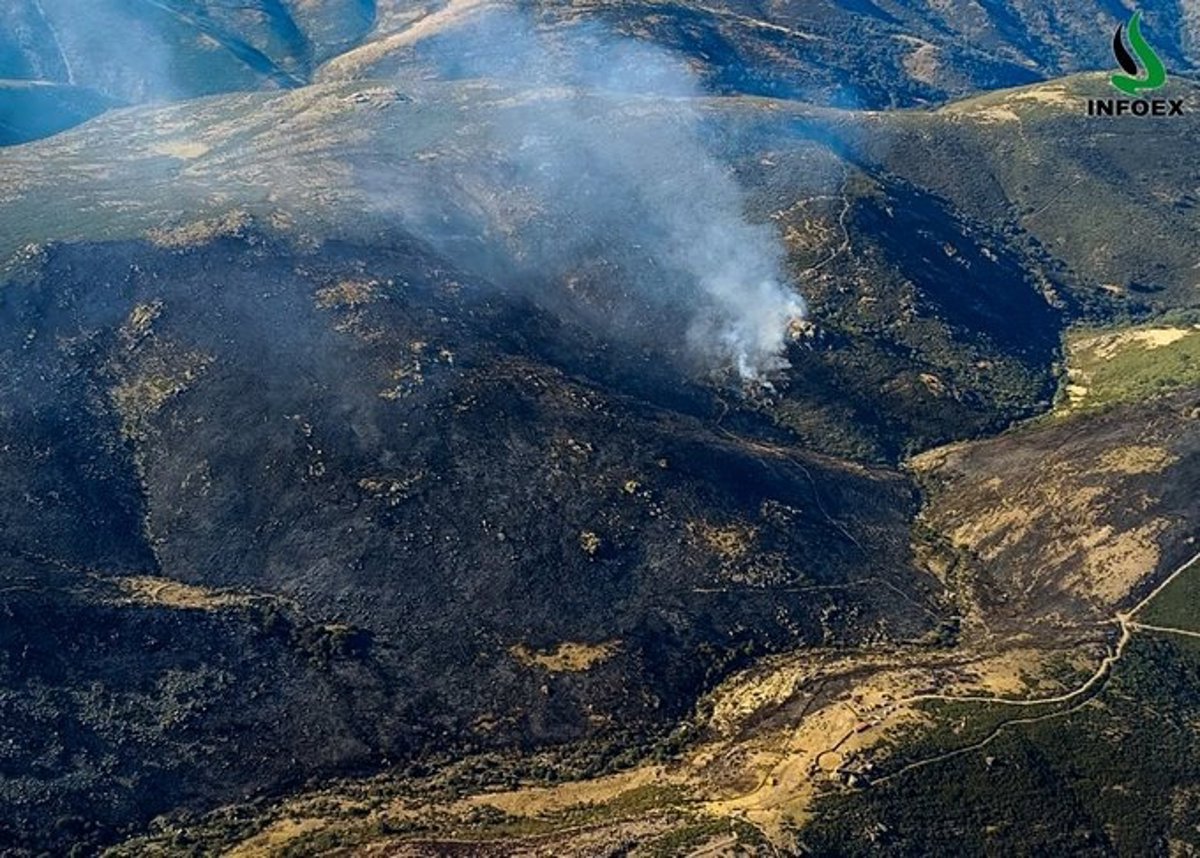 El fuego de Tornavacas mantiene su evolución favorable con un despliegue de 85 efectivos y 15 medios aéreos