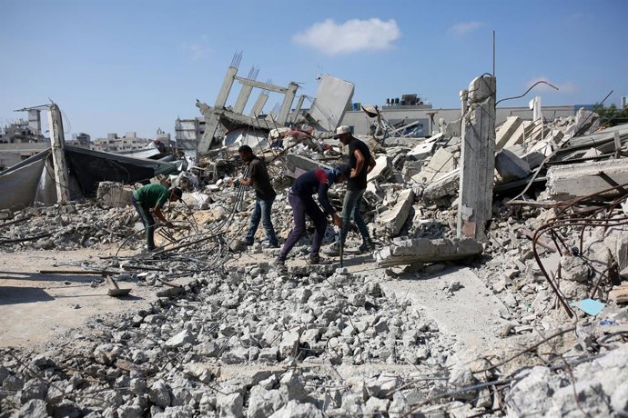 September 14, 2026, Gaza City, Gaza Strip, Palestinian Territory: Palestinian workers remove rubble from a house destroyed in an Israeli strike during the war in the Rimal neighborhood of Gaza City, Gaza Strip, on September 14, 2026, using basic tools in 
