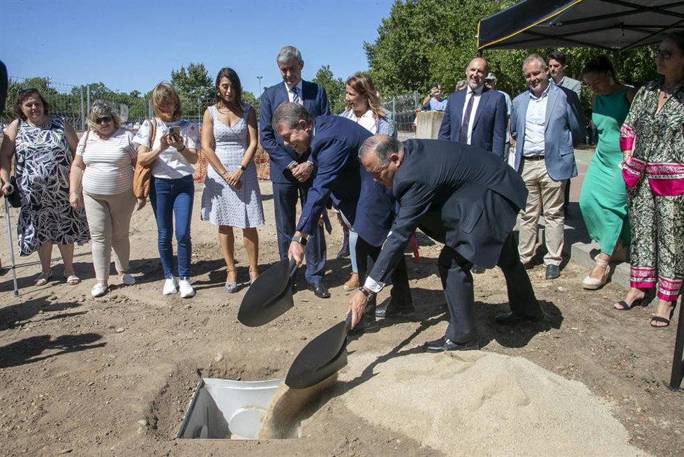 Archivo - El presidente de Castilla-La Mancha, Emiliano García-Page, ha colocado la primera piedra del nuevo Centro de Día para personas con alzheimer y el Centro de Mayores de Talavera de la Reina.