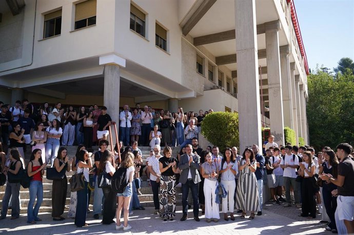 Participantes en el minuto de silencio convocado por la Universidad de Granada en memoria de la estudiante Claudia Tacoronte Aguilera, asesinada en México. A 14 de septiembre de 2026 en Granada (Andalucía, España). 