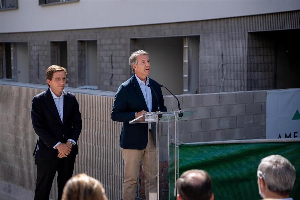 El presidente del Partido Popular, Alberto Núñez Feijóo, y el alcalde de Madrid, José Luis Matínez-Almeida , durante una visita a la promoción de viviendas públicas en régimen de alquiler Cañaveral 7, a 15 de septiembre de 2026, en Madrid (España). 