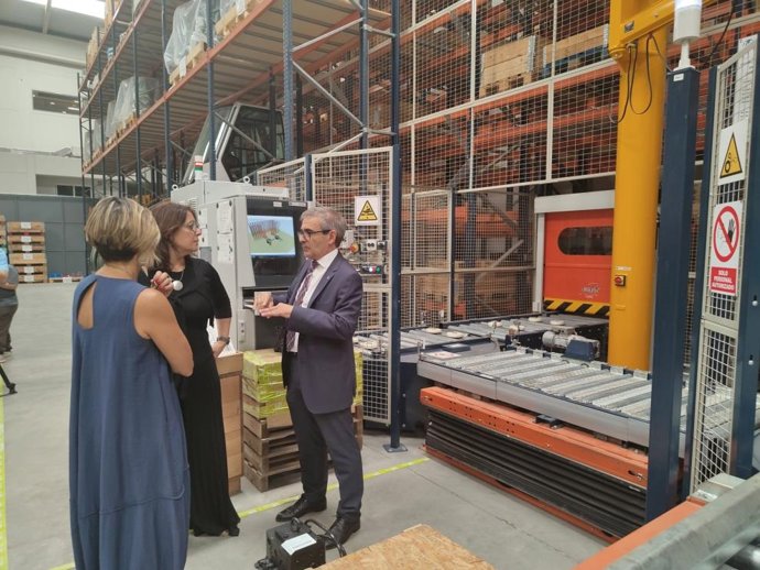 La consejera de Economía, Competitividad y Empleo, Eva Valle, en su visita de esta mañana a Up Lifting.
