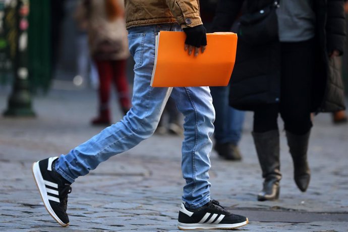 Archivo - Chile.- Cadem: 83% percibe emergencia laboral y 84% apoya FFAA en labores de seguridad