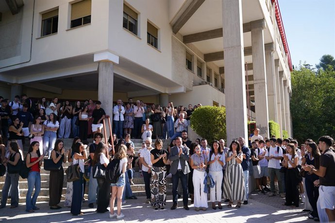 Participantes en el minuto de silencio convocado por la Universidad de Granada en memoria de la estudiante Claudia Tacoronte Aguilera, asesinada en México. A 14 de septiembre de 2026 en Granada (Andalucía, España). La Universidad de Granada (UGR) ha expre