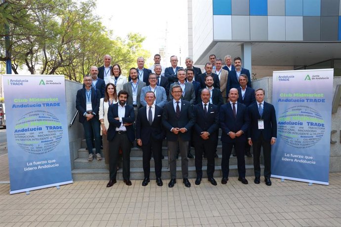 El consejero de Universidad, Industria, Energía e Innovación de la Junta, Jorge Paradela, preside la foto de familia tras la clausura de la primera reunión del Club 'MidMarket Andalucía Trade'. A 15 de septiembre de 2026 en Sevilla (Andalucía, España).