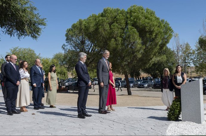 El Rey Felipe VI (d); el ministro del Interior, Fernando Grande-Marlaska (i) y la directora general de Protección Civil y Emergencias, Virgina Barcones, durante la apertura del curso 2026-2027 de la Escuela Nacional de Protección Civil, a 15 de septiembre