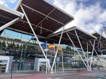 Archivo - Exterior del aeropuerto de Zaragoza.
