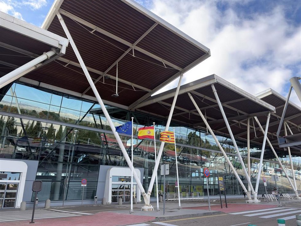 Archivo - Exterior del aeropuerto de Zaragoza.