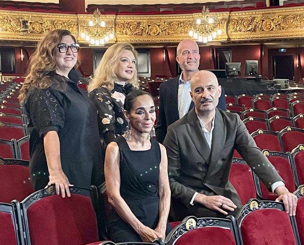 La artista visual Shirin Neshat con parte del reparto de 'Aída' en el Liceu de Barcelona