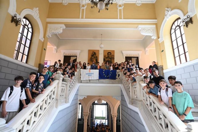 El delegado del Gobierno andaluz en Granada, Antonio Granados, la delegada territorial de Educación, María José Martín, y la alcaldesa de Granada, Marifrán Carazo, han visitado el IES Padre Suárez.