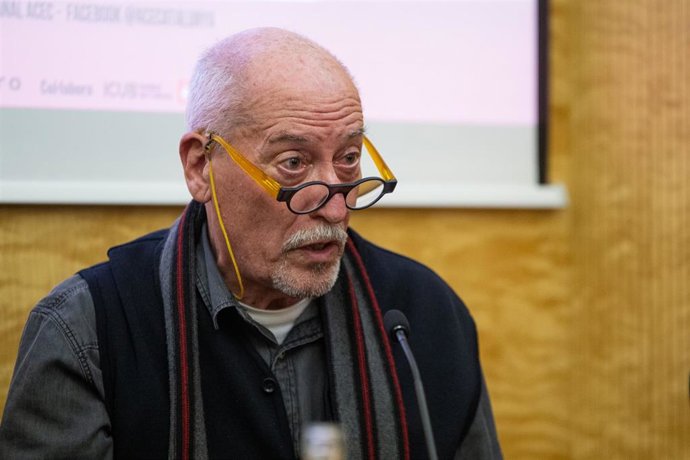 Archivo - El escritor Andreu Martín durante un homenaje de la Associació Col·legial d'Escriptors de Catalunya (ACEC) al escritor Jordi Sierra i Fabra, en el Ateneu Barcelonès, a 11 de diciembre de 2023, en Barcelona