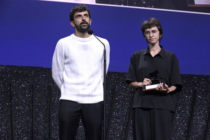Los directores Yuval Abraham y Rachel Szor reciben el Premio Especial del Jurado por 'Naza', durante la gala de clausura del Festival Internacional de Cine de Venecia, a 11 de septiembre de 2026, en Venecia (Italia)