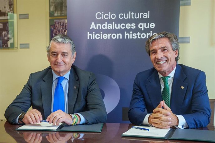 El vicepresidente primero de la Junta y consejero de Presidencia, Sanidad y Emergencias, Antonio Sanz, y el presidente de la Fundación Andalucía 27, Federico Linares, en la firma en Huelva del convenio.