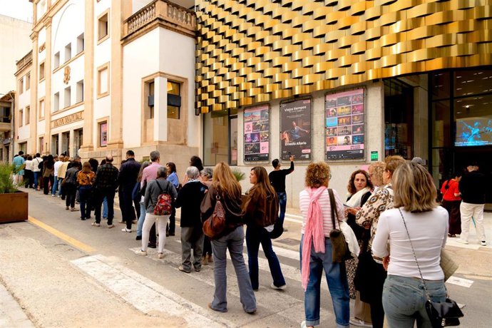 Personas haciendo cola para acceder al Teatro Principal de Inca.