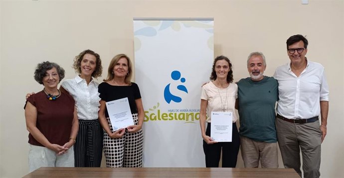Momento de la firma del acuerdo con Salesianas Estaña.