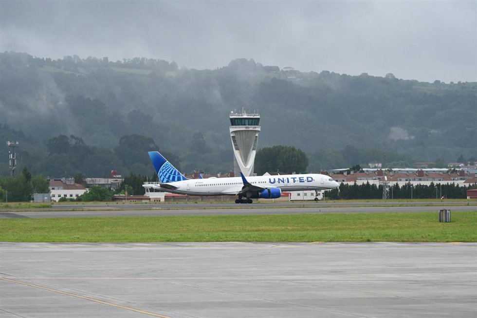 Archivo - Llegada del primer vuelo regular operado por United Airlines entre Bilbao y Nueva York, en el aeropuerto de Loiu, a 1 de junio de 2025, en Bilbao, Vizcaya, País Vasco (España). 