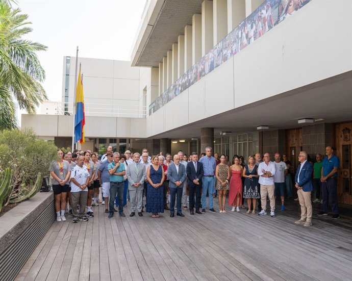 Minuto del silencio en el Cabildo de Gran Canaria por el asesinato de Claudia Tacoronte en México